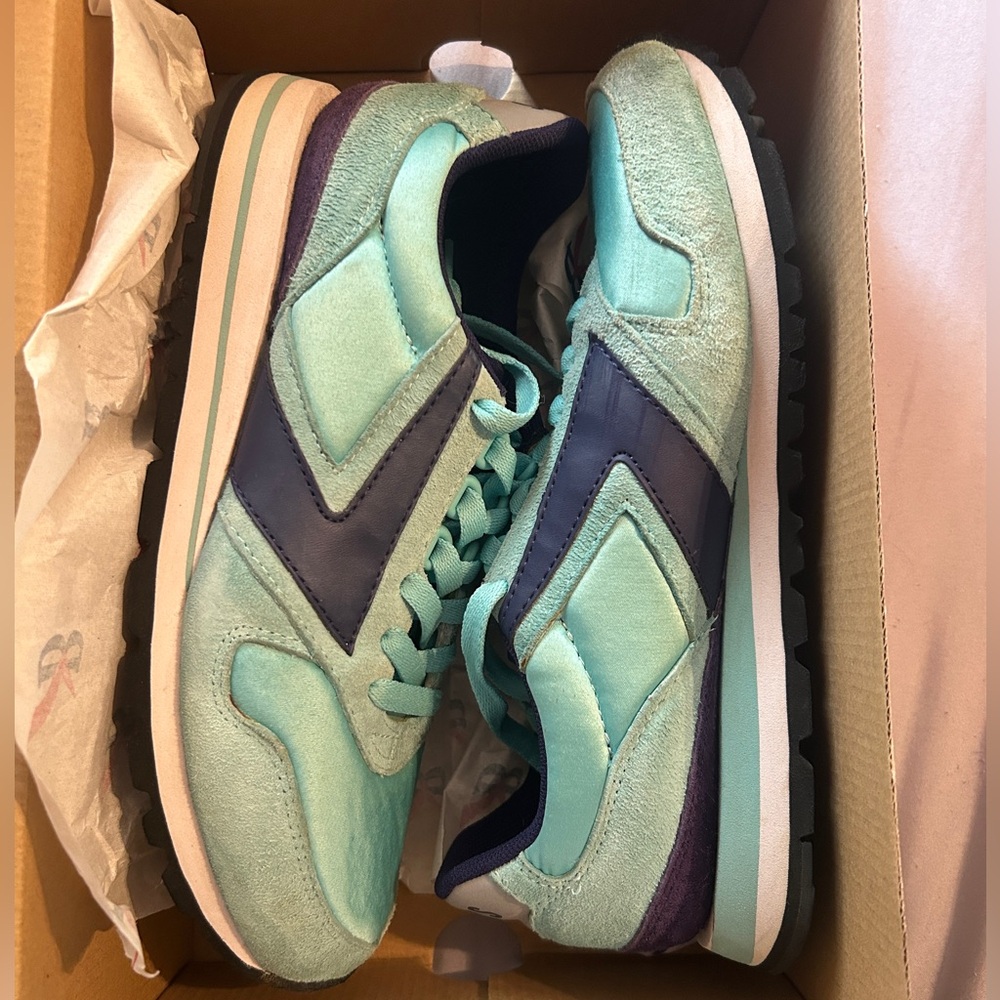 Brooks Chariot Women’s Aqua and Blue Retro Style Sneakers